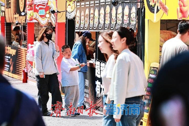 香气四溢燃动老街 上新街汉堡节引爆五一假日文旅