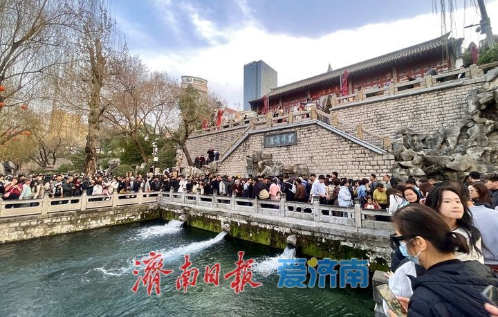 泉在济南过大年丨大年初六黑虎泉畔游客如织 听泉观澜享惬意春光