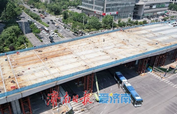 济南凤凰黄河大桥南延工程首跨跨路钢箱梁已顺利安装