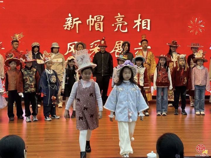 新年展 “新帽”，策马向目标 —— 济南市历下区龙德学校开学典礼创意启新程