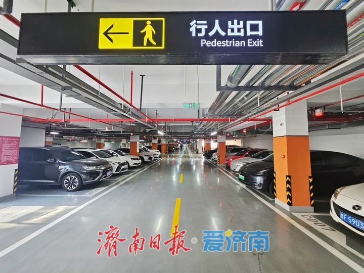 春节假期泉城广场地下停车场便民停车 游客出行更便捷