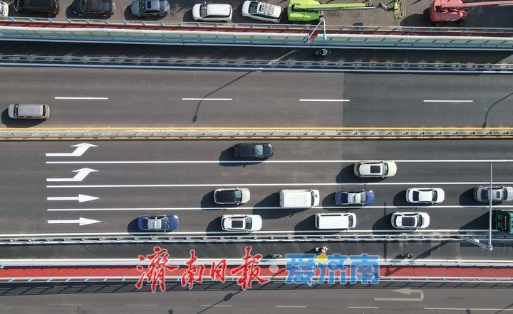 安全防护迭代升级，纬六路高架桥防撞隔离护栏全面更新