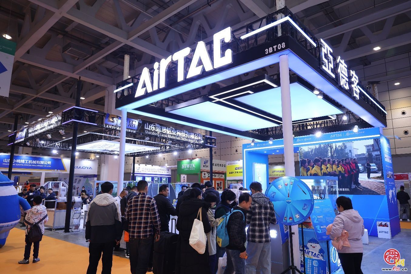 近500家国内外装备品牌企业同台竞技 2026第二十一届山东装备博览会开幕