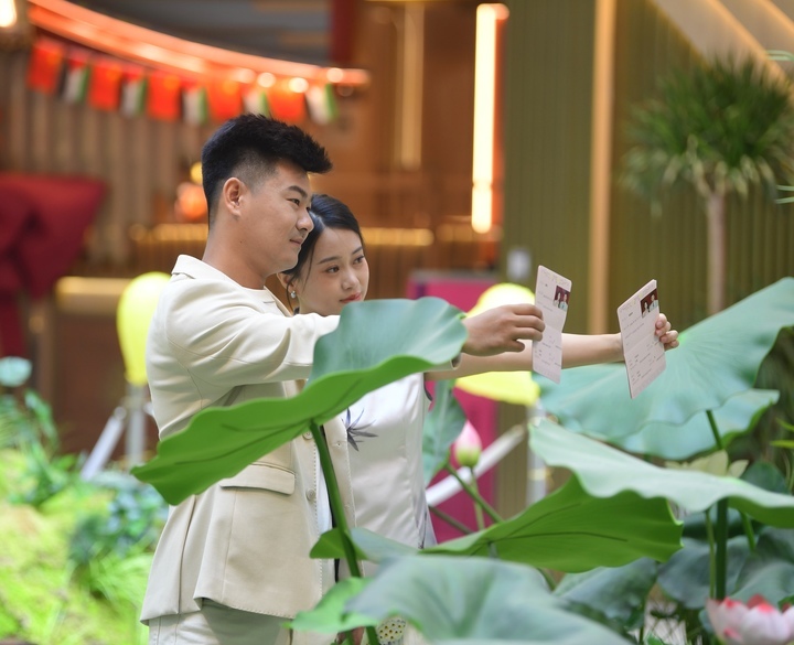 “七夕”有情 商场也能领结婚证啦