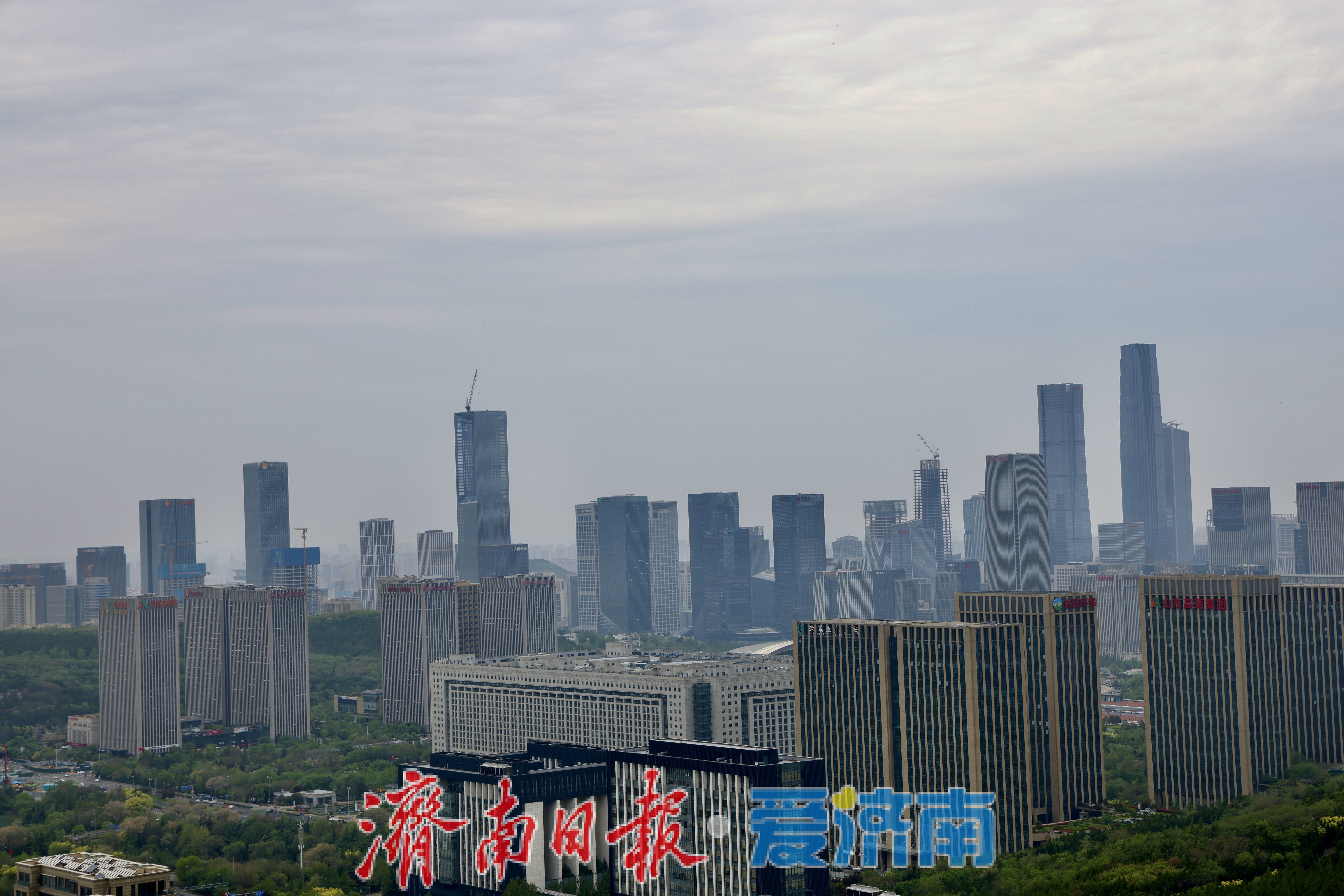 春雨润泉城 楼山相依绘新景