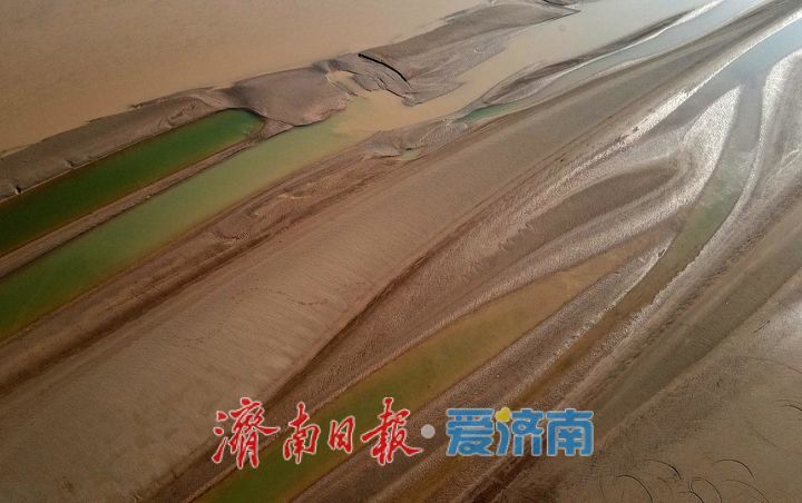 黄河浅滩河水碧绿 似翡翠镶嵌大地