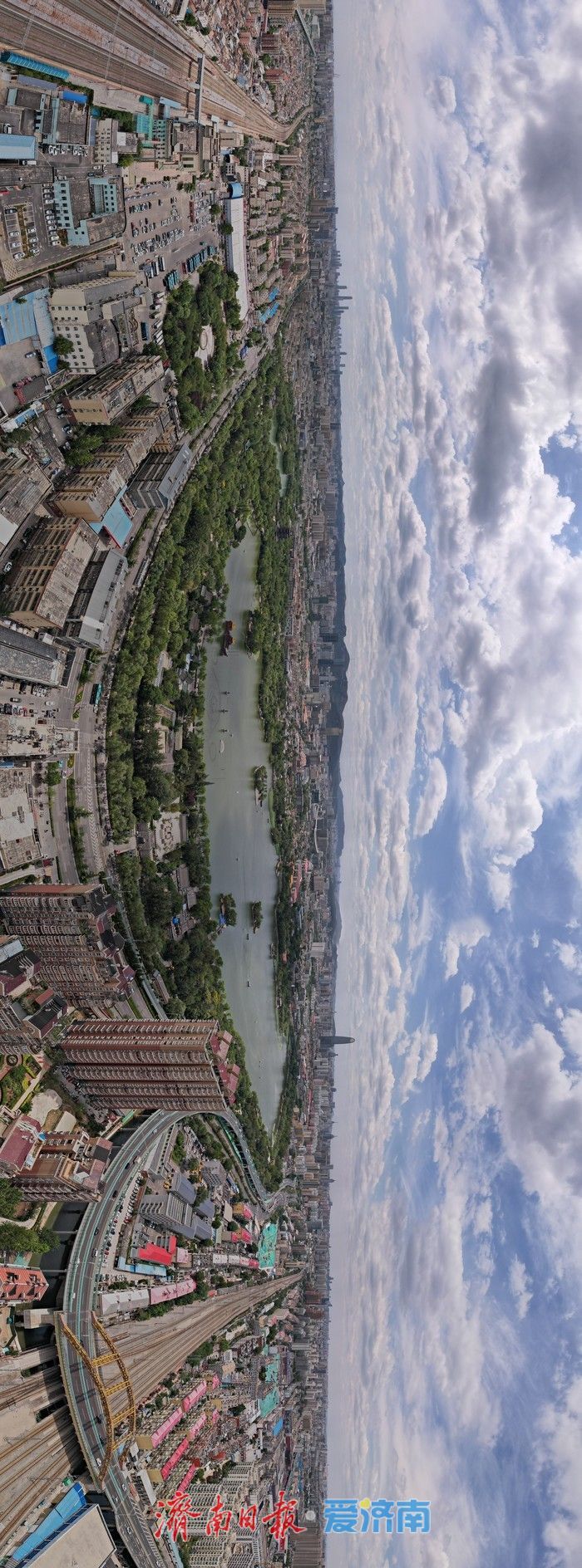 一年四季 泉在济南丨盛夏大明湖宛若仙境，蓝天白云映衬生态画卷