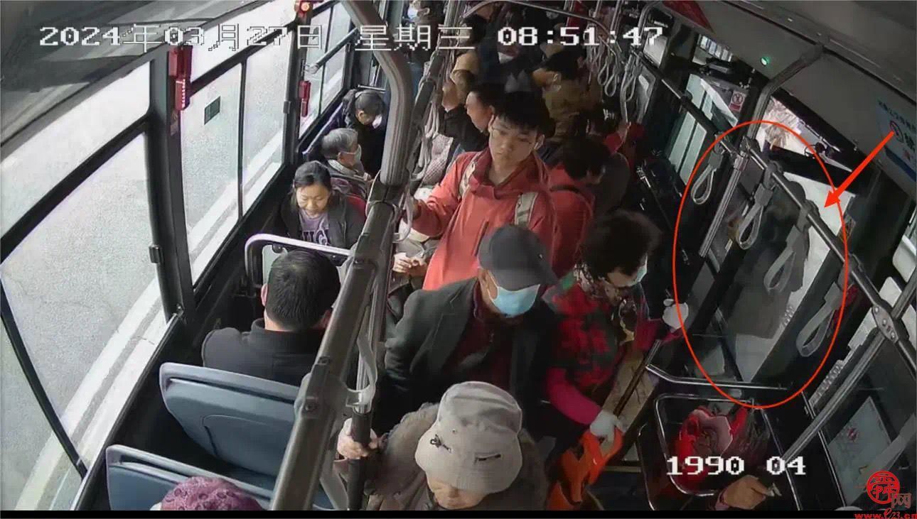 学生乘车突犯低血糖晕倒 济南公交司机乘客齐帮忙