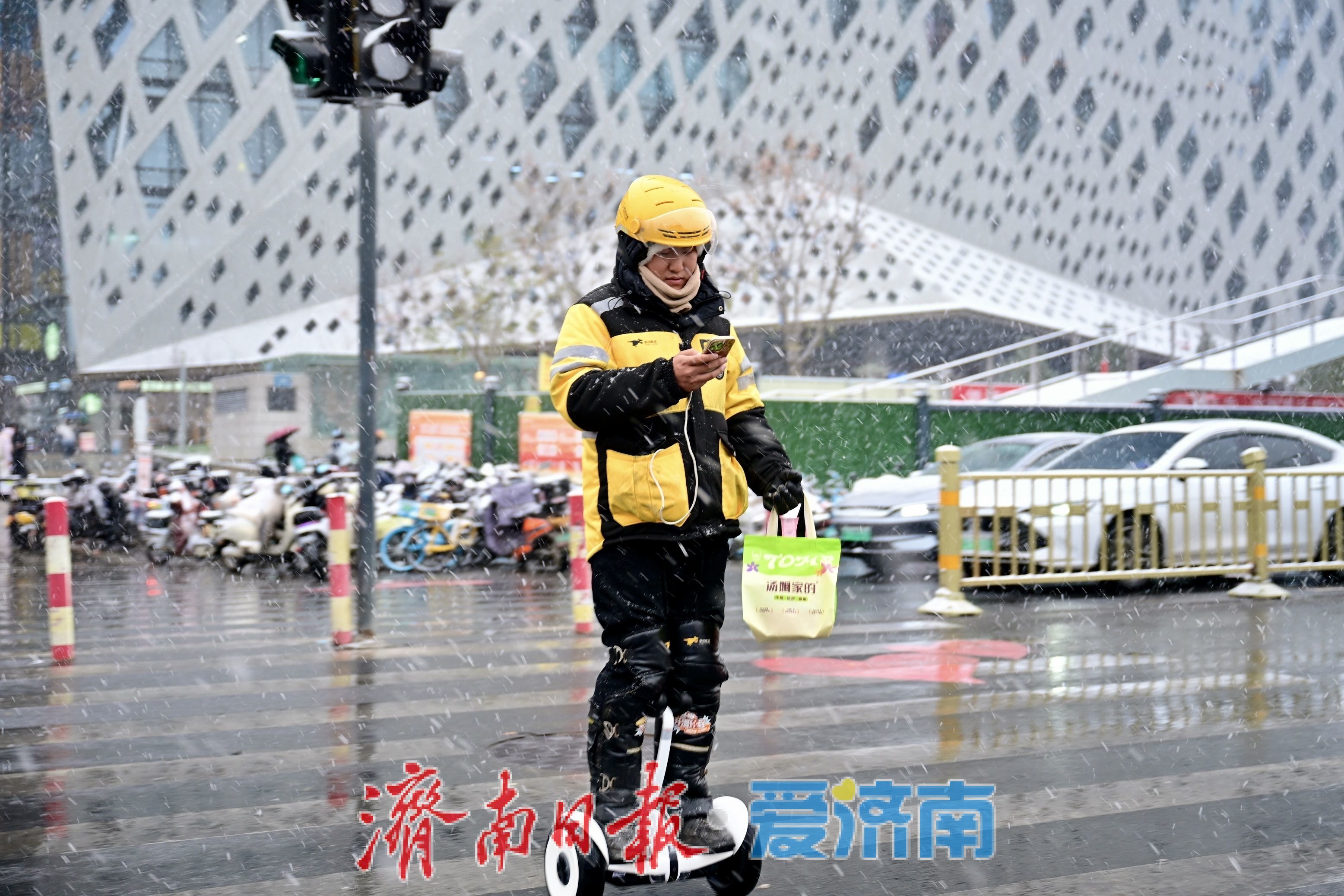 初雪扮靓泉城 行人驻足赏冬日浪漫