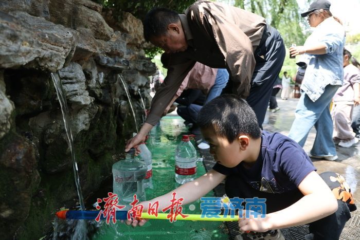 五一假日氛围浓 护城河畔泉韵十足