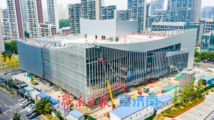 曲面造型尽显艺术感！济南CBD这座文化剧院正在 “穿外衣”