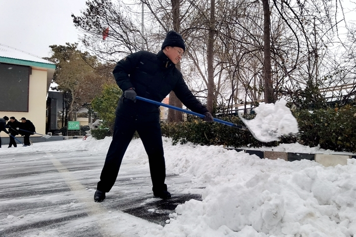 风雪中，济南中学党员干部用行动诠释责任与担当