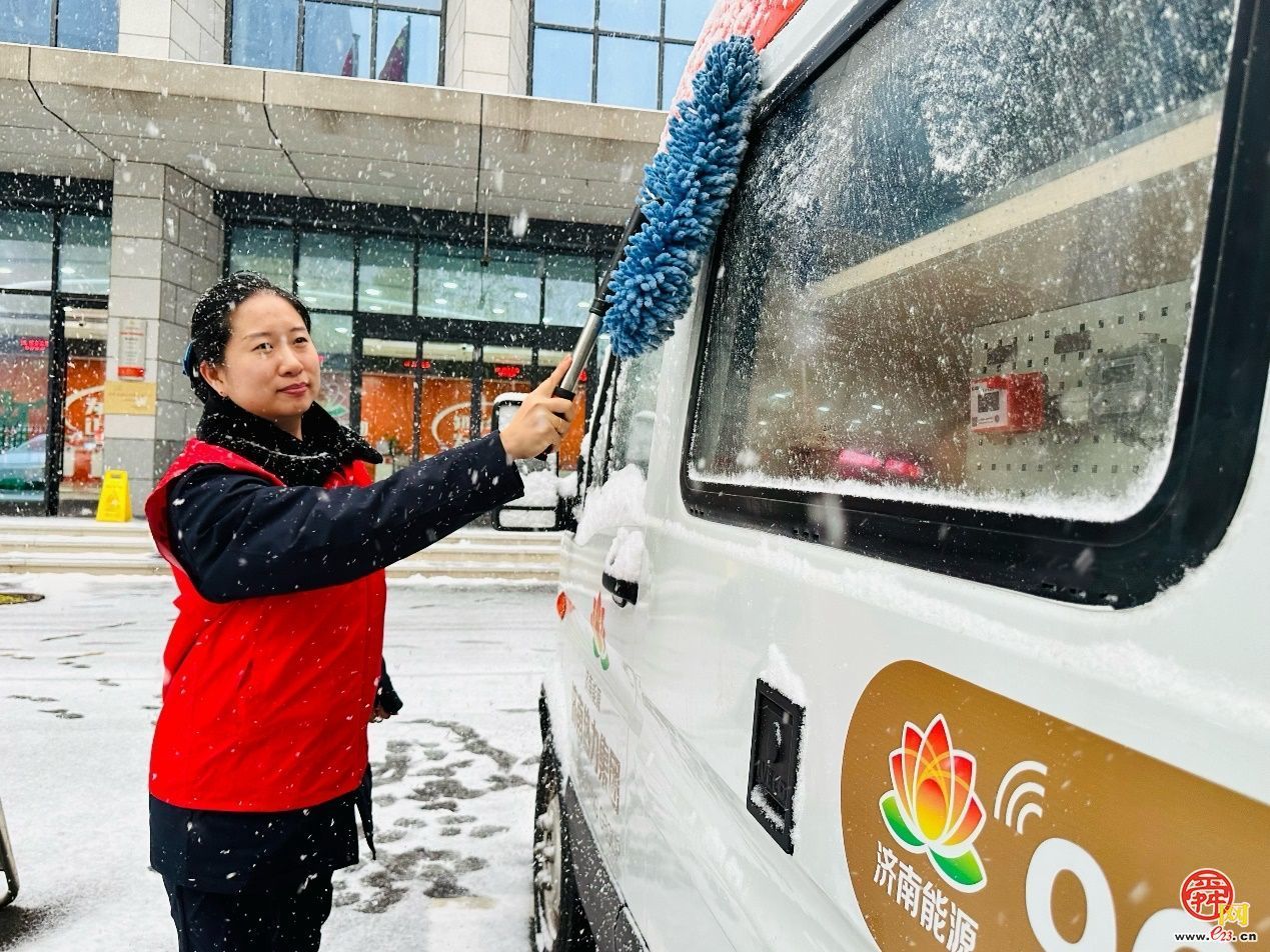 泉城首雪映担当 多方合力保通畅——济南市智管中心清雪除冰行动纪实