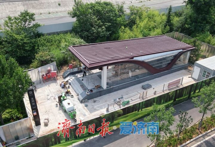 济南轨交3号线两座车站出入口加装风雨棚，汛期将至缓解乘客出行困扰