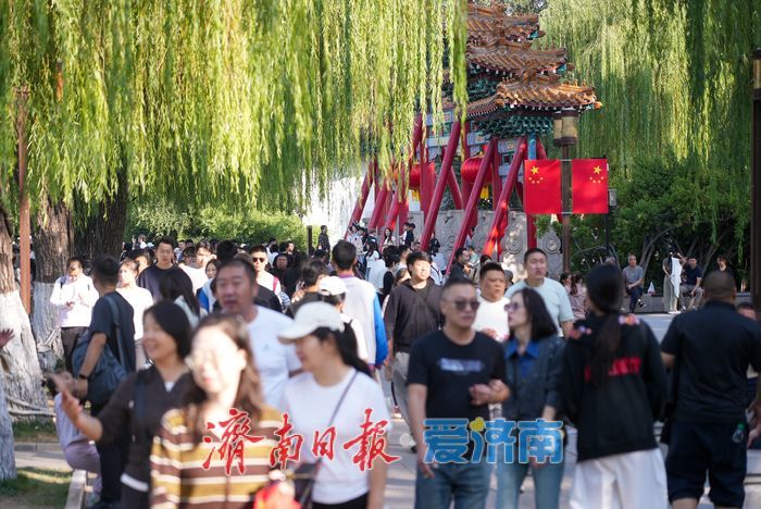 画舫荡漾赏湖光 假期明湖秋景引客来