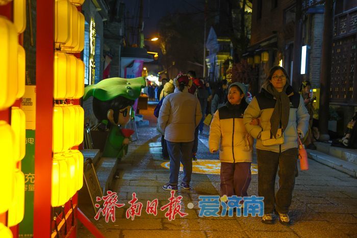 古桥披上喜庆盛装 济南明府城年味渐浓