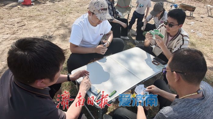 蓝天碧水帐篷朵朵，济南玉清湖畔“五一”假期人气旺