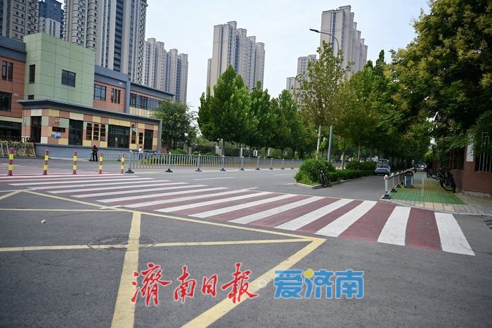 济南交警精细施策，三校门前拥堵变通途