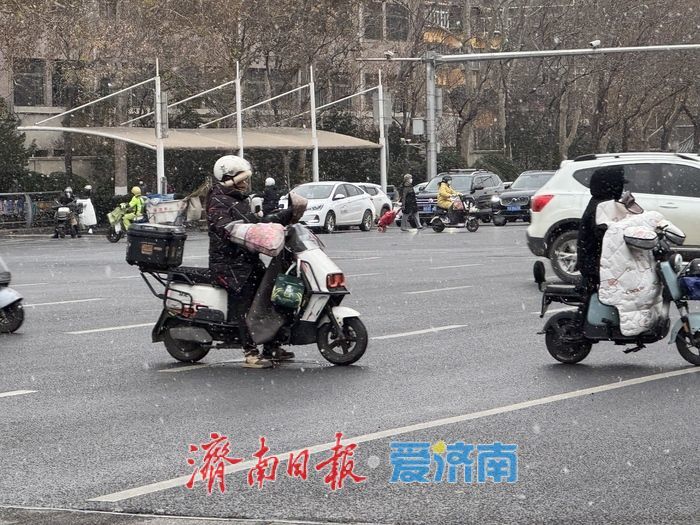 初雪至泉城 市民冒雪赴日常