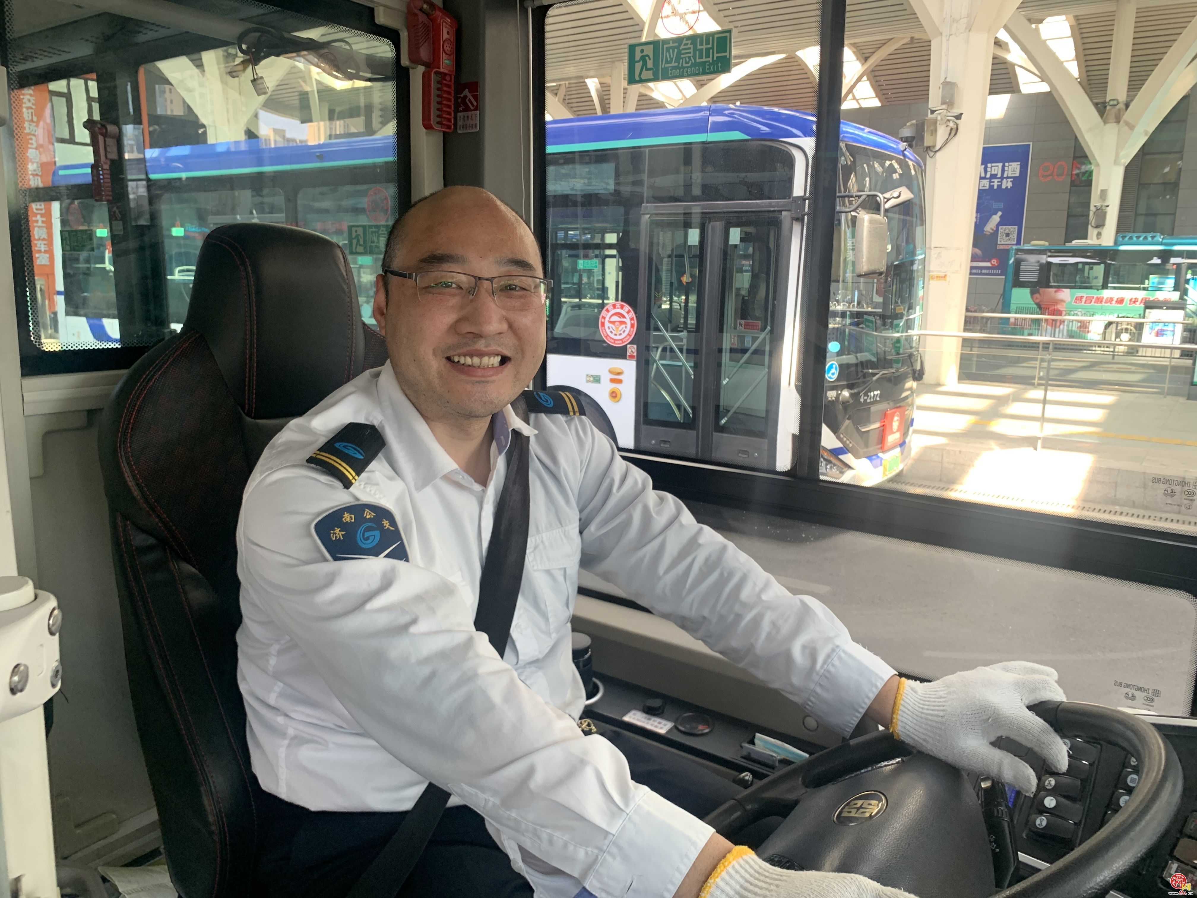 世界微笑日：温情微笑点亮泉城 济南公交暖心服务温暖出行路