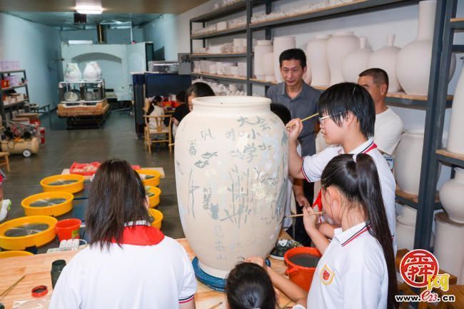 山青峻悦陶艺馆开馆暨“跨界·中外名家艺术联展”昨日在济南南部山区启幕