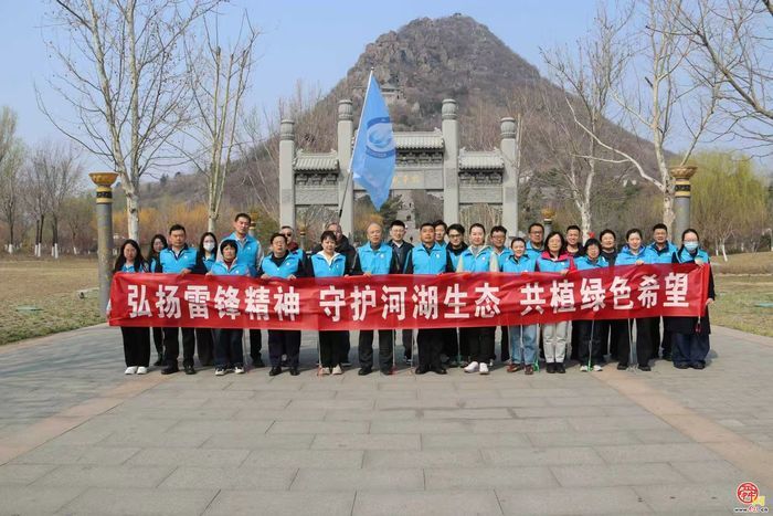 弘扬雷锋精神 守护河湖生态 共植绿色希望——市水务局开展“学雷锋”志愿服务活动
