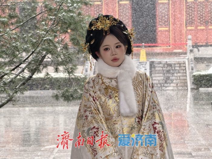 济南邂逅今冬初雪，府学文庙红墙映雪诗意浓