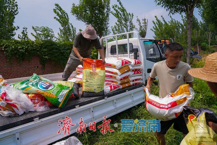 无人机上阵！稻田施肥跑出“科技加速度”