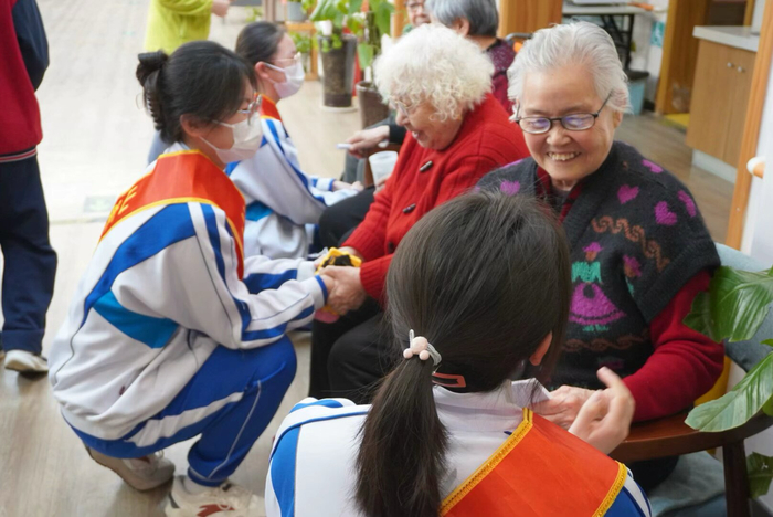 大手拉小手，高中生小学生一同助老学雷锋