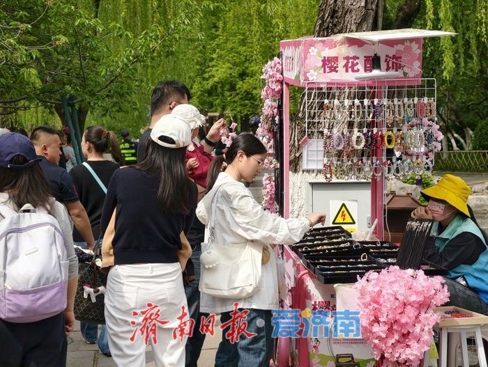 济南五龙潭公园樱花主题市集热度不减