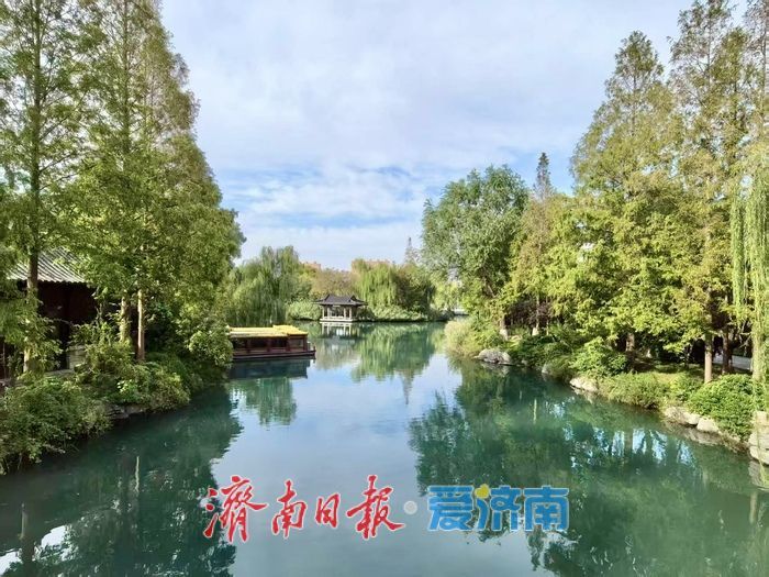 秋染大明湖：天蓝水碧绘就泉城诗意画卷