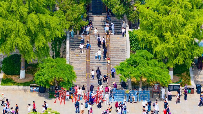 “五一”假期收官日 济南大明湖热度不减 游人醉享泉城盛景