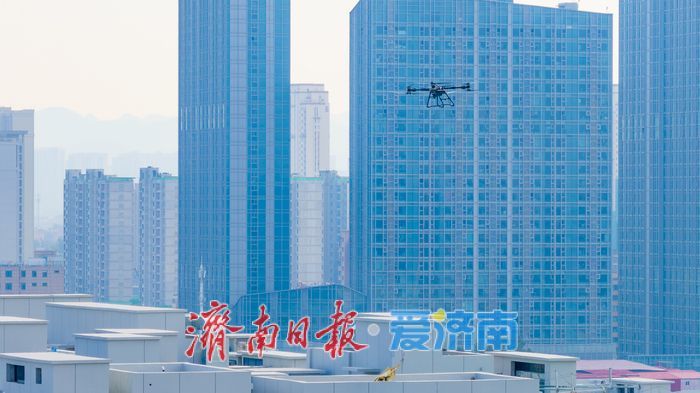 建筑垃圾“飞天”运走！龙湖济南西城天街启用无人机助力项目收尾