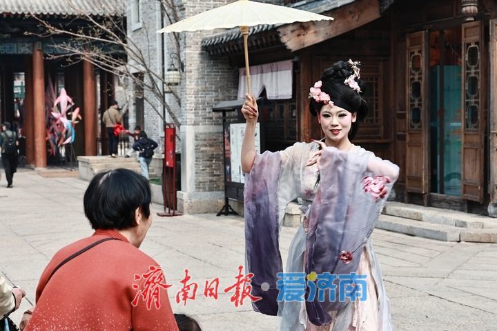 明水古城沉浸式演艺点亮泉城春韵