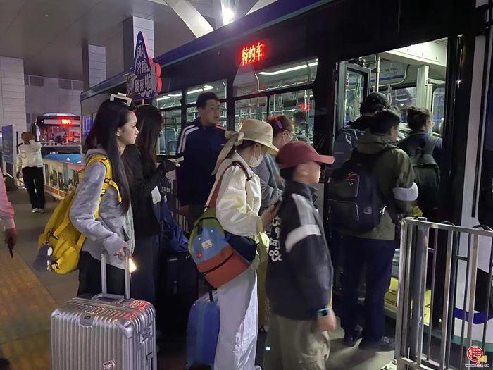 5月2日济南西站客流不减，济南公交增派车辆保障乘客出行