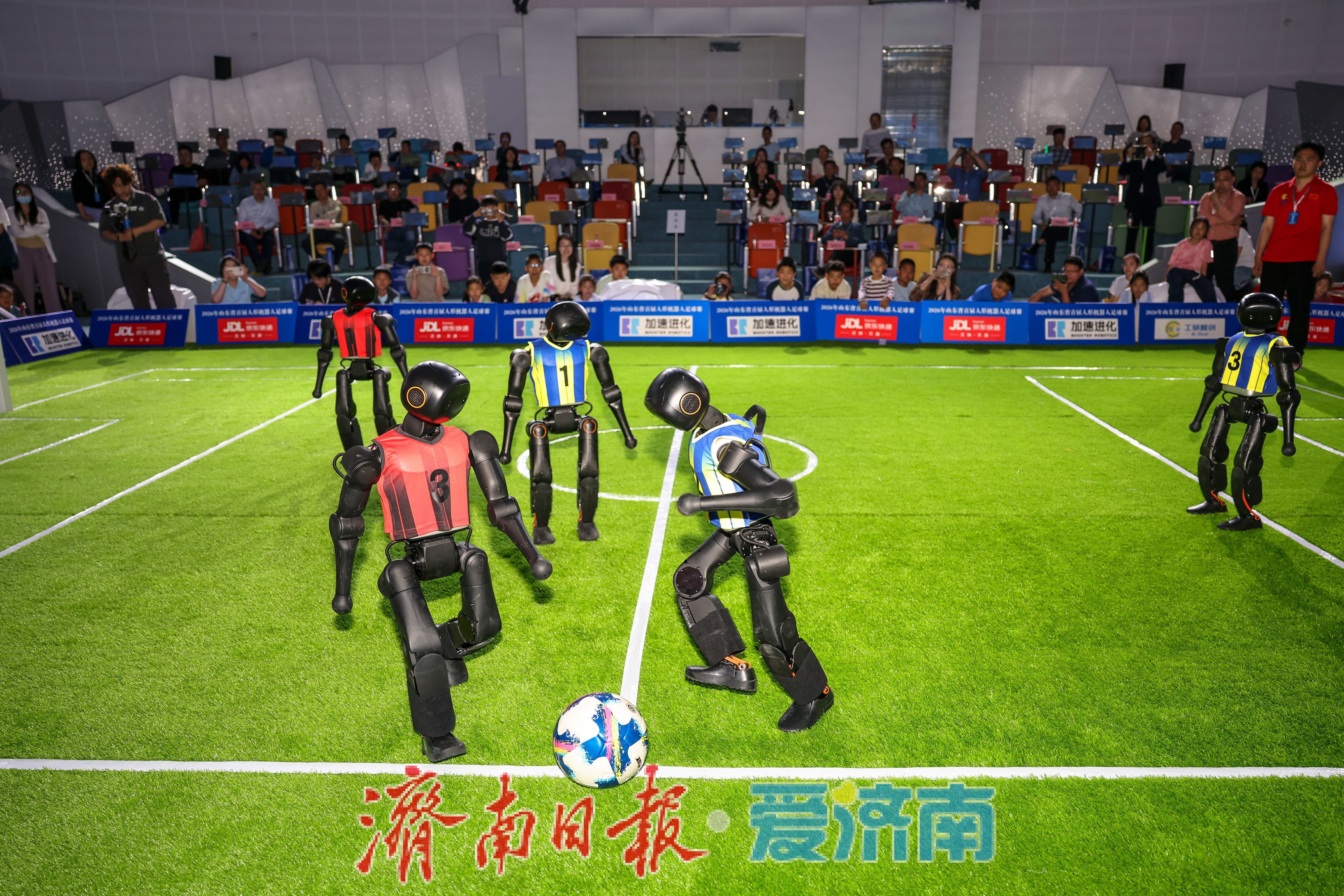山东省首届人形机器人足球赛历下开赛