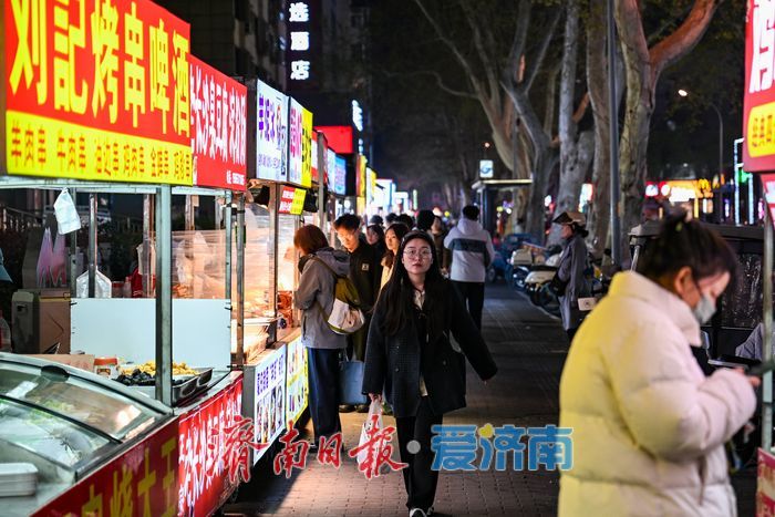 济南夜市人气回暖 点亮城市“夜经济”活力
