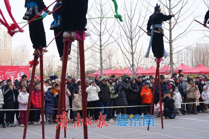 小年高跷闹泉城 年味扑面迎新春