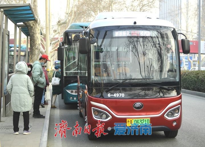 济南新年首条“小巷公交”运行，目前已开通25条线路