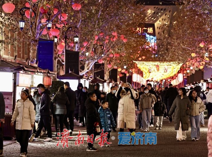 新春走基层｜商圈流光溢彩 济南人赏花灯共贺新春