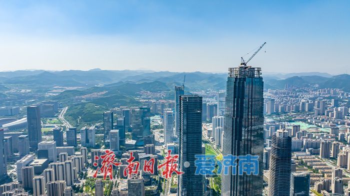 项目强省会｜苍穹为幕，428米 济南第一高与泰山罕见同框