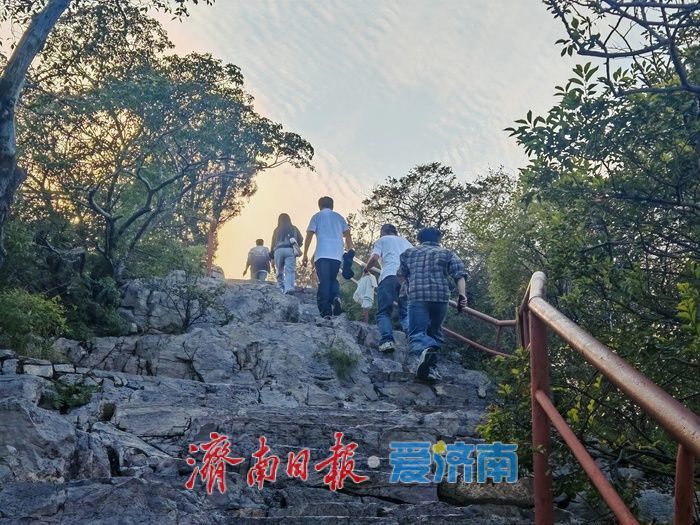 泉城秋日现“空中快递员”，千佛山无人机外卖航线引围观