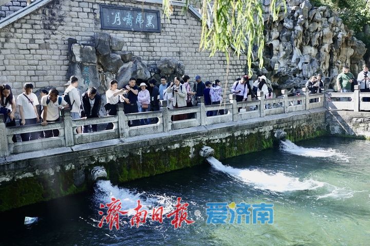 虎泉喷涌处，市集烟火浓