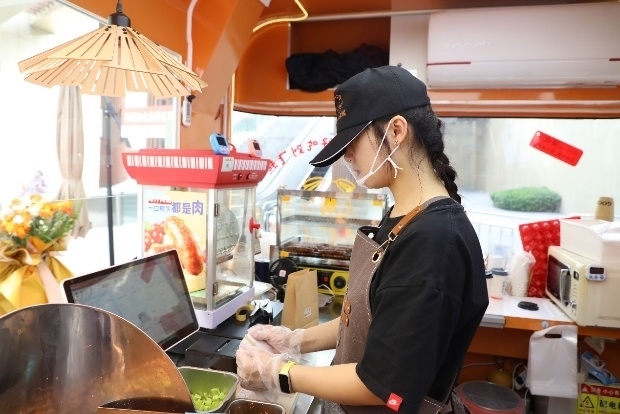 叮咚！您的专属餐车“有馍有样”已入驻3号线奥体中心站