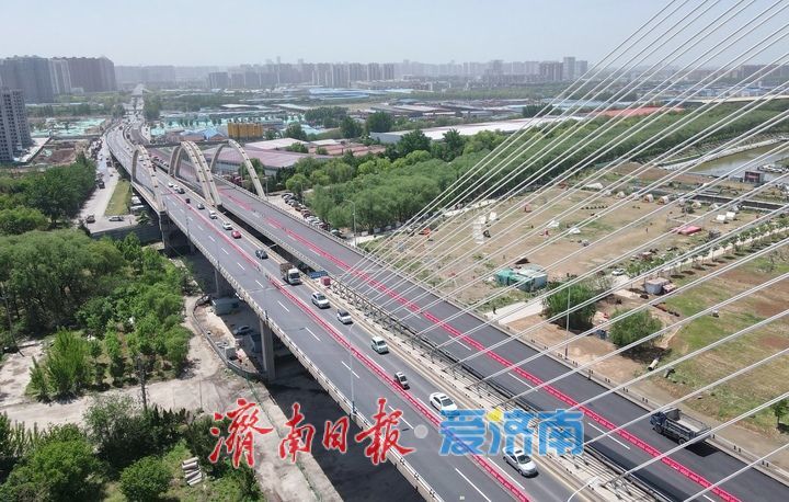 济南建邦黄河公路大桥沥青路面翻新施工正酣，车辆导改至中央车道