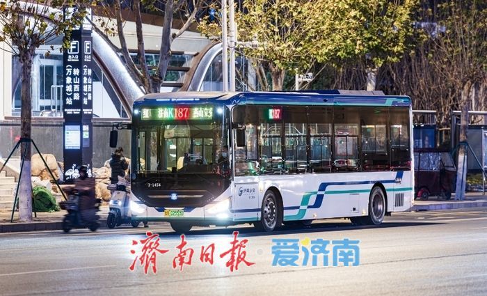 2025年城市客运量“二次探底”：私人交通崛起与“公交优先”的十年之变