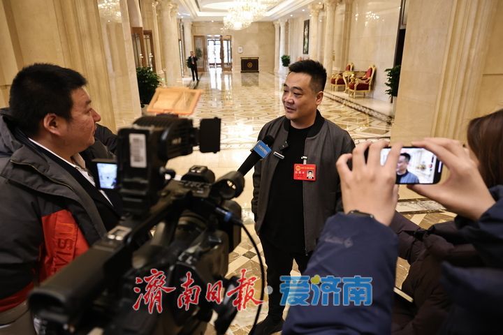 出席市两会的代表委员陆续报到