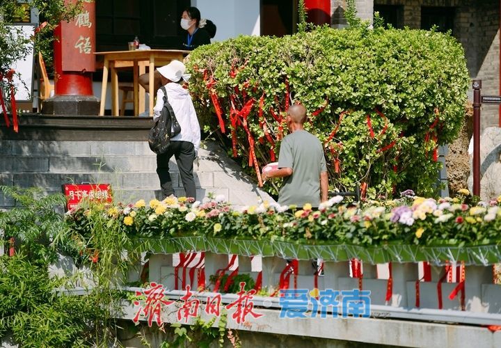 双节临近，泉城节日氛围渐浓