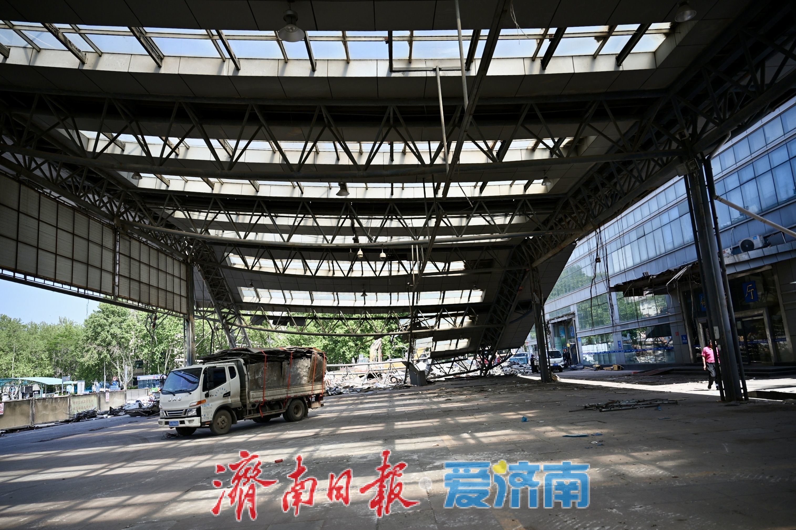 济南广场汽车站拆除施工全面展开，原发车区顶棚正在拆除