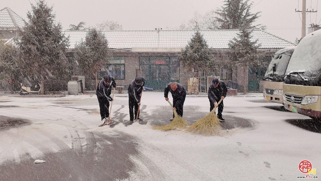 泉城迎来今冬首场降雪  济南公交全力护航温暖市民出行路